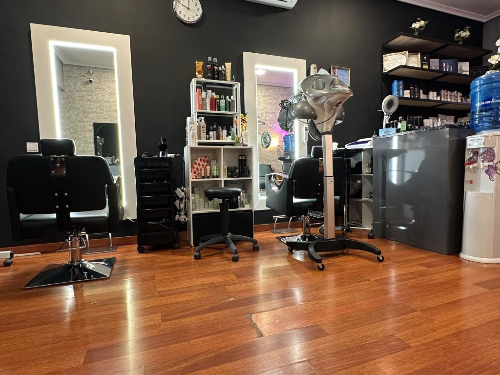 Interior de la peluquería El Secreto en Torremolinos con espejos LED
