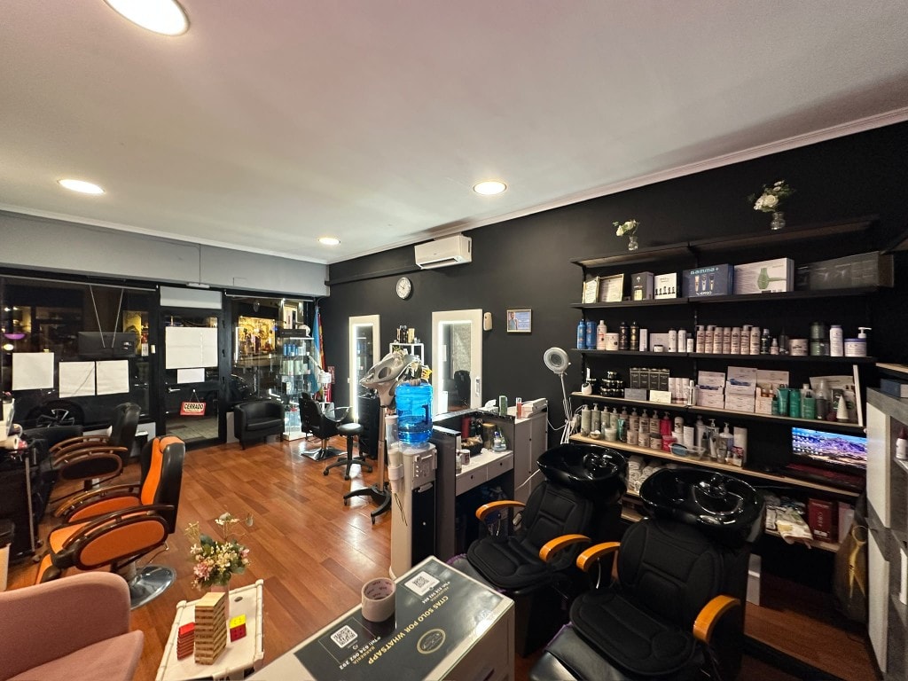 Interior de la peluquería y barbería El Secreto en Torremolinos