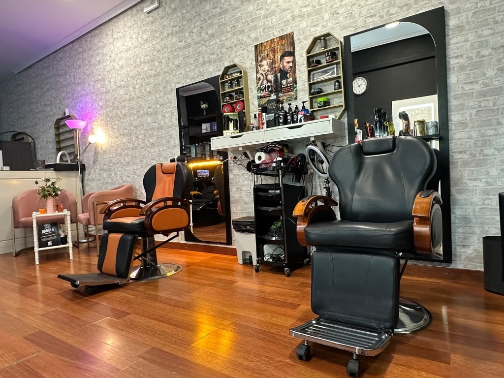 Puestos de corte de la barbería El Secreto en Torremolinos