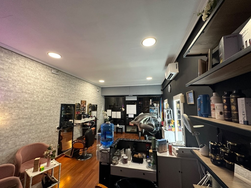 Zona de espera de la barbería El Secreto en Torremolinos