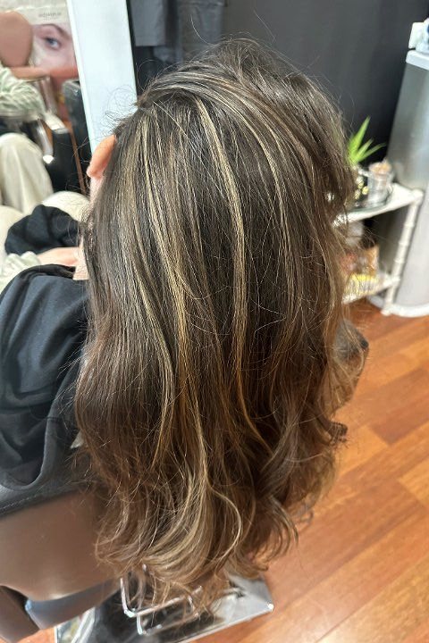 Melena con mechas balayage hecha en el salón, de espaldas