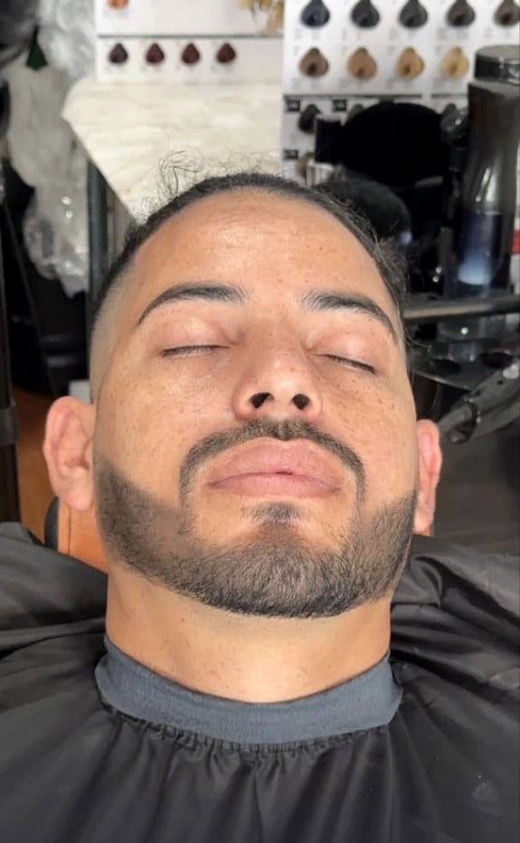 Arreglo de barba con líneas definidas hecho en el salón