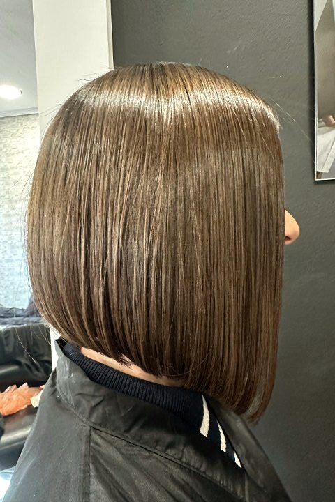 Corte bob liso hecho en el salón, de espaldas