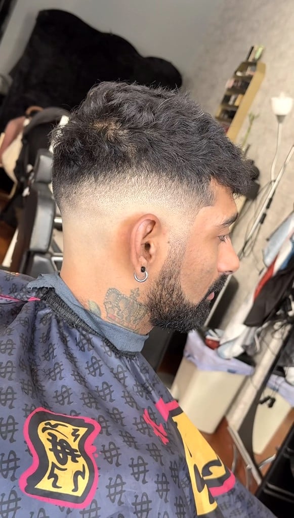 Skin fade alto con barba perfilada en El Secreto Torremolinos