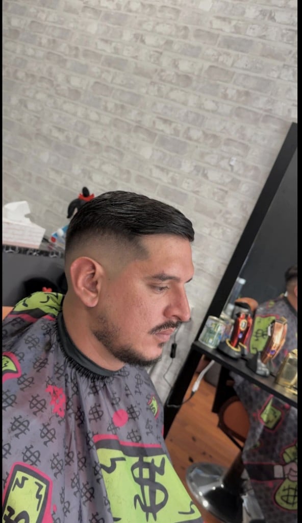 Fade con peinado lateral hecho en el salón